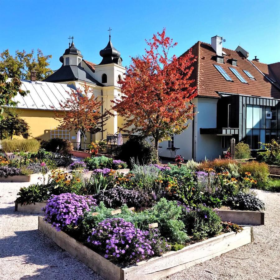 Dvůr Králové nad Labem Apartmany Monastery Suites Zirec מראה חיצוני תמונה