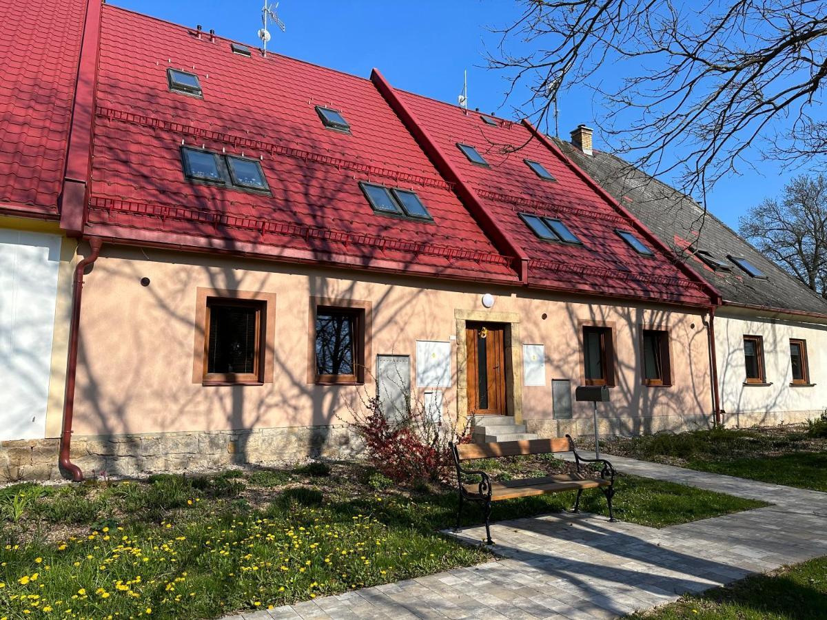 Dvůr Králové nad Labem Apartmany Monastery Suites Zirec מראה חיצוני תמונה