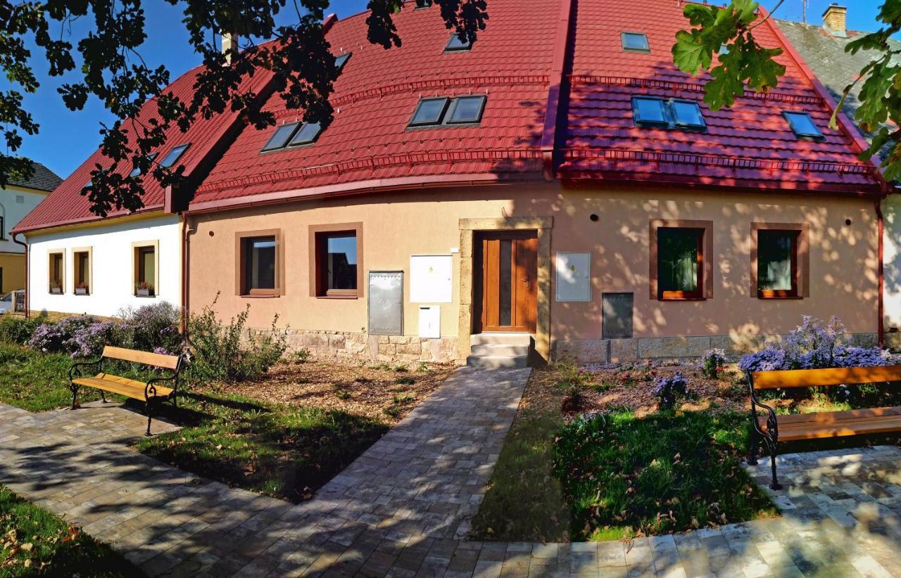 Dvůr Králové nad Labem Apartmany Monastery Suites Zirec מראה חיצוני תמונה