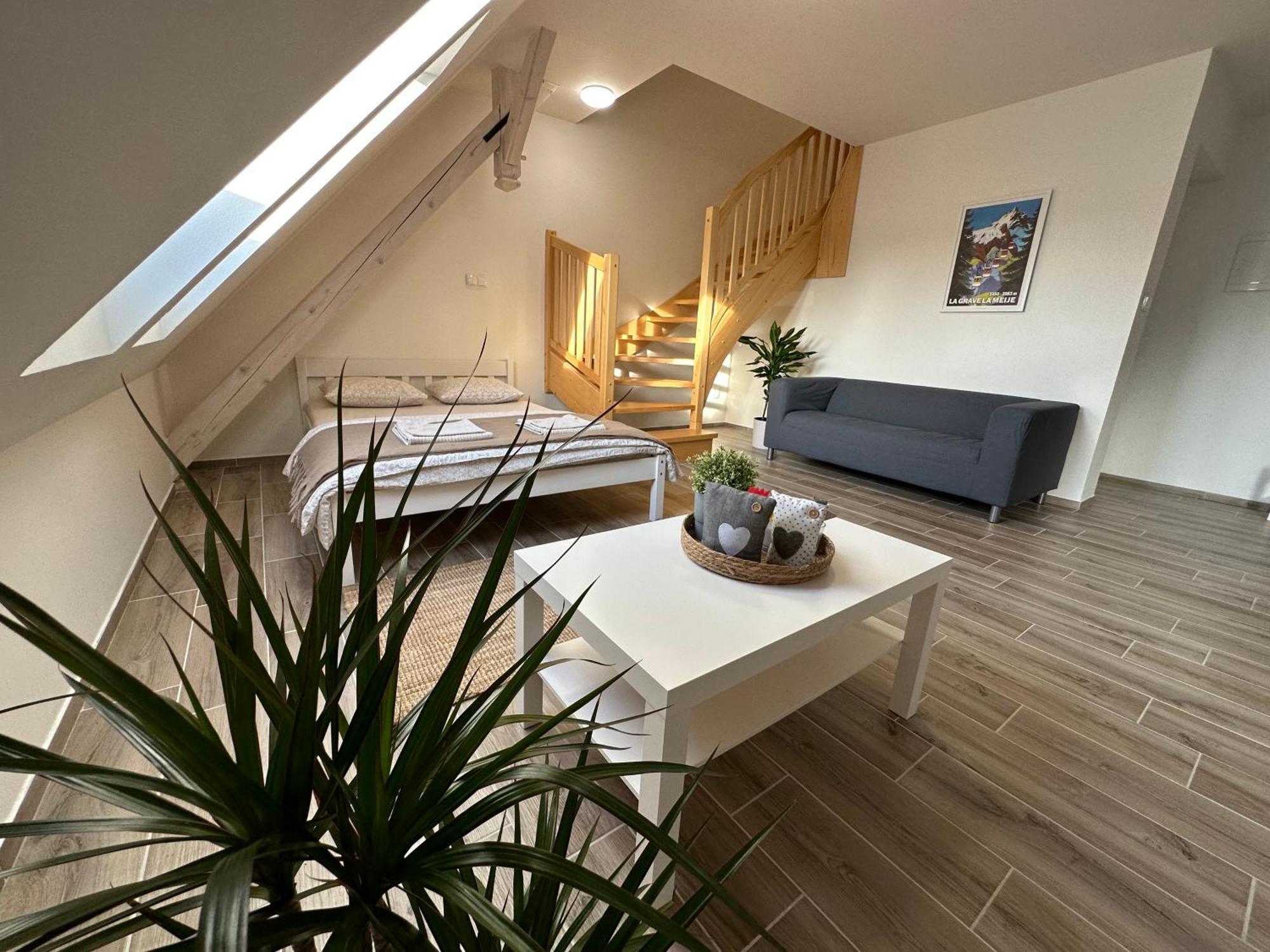 Dvůr Králové nad Labem Apartmany Monastery Suites Zirec מראה חיצוני תמונה